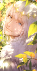 Rule 34 | 1boy, blue eyes, blurry, branch, cloak, closed mouth, commentary, dappled sunlight, depth of field, diamond hairband, fate/grand order, fate (series), from side, fur-trimmed cloak, fur trim, highres, lips, looking at viewer, male focus, oberon (fate), portrait, signature, smile, solo, sunlight, symbol-only commentary, white cloak, white hair, yuta arata