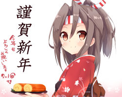 Rule 34 | 10s, 1girl, amano kouki, brown eyes, commentary request, food, hachimaki, happy new year, headband, japanese clothes, kantai collection, kimono, looking at viewer, new year, omelet, ponytail, silver hair, smile, solo, tamagoyaki, translation request, zuihou (kancolle)