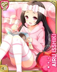 Rule 34 | 1girl, black hair, character name, collarbone, couch, day, girlfriend (kari), headband, indoors, isshiki airu, long hair, magazine (object), official art, open mouth, pajamas, pink background, qp:flapper, reading, red eyes, side ponytail, sitting, skirt, smile, tagme, thighhighs, white headband, white thighhighs