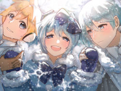 Rule 34 | 1girl, 2boys, blonde hair, blue bow, blue coat, blue eyes, blue hair, blue mittens, blue neckwear, bow, bowtie, boy sandwich, coat, commentary, fur-trimmed coat, fur trim, gem, grin, hair bow, half-closed eyes, hands up, hatsune miku, headphones, highres, kagamine len, kaito (vocaloid), libertyp39, light blue hair, looking at another, looking at viewer, lying, mittens, multiple boys, on back, open mouth, sandwiched, smile, snow, snowflake print, snowing, sparkle, spiked hair, vocaloid, yuki kaito, yuki len, yuki miku, yuki miku (2012)