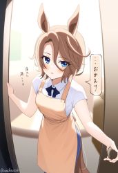 Rule 34 | 1girl, animal ears, apron, artist name, blue eyes, blurry, brown hair, commentary, doorway, dot nose, eyelashes, forehead, hair between eyes, hanafuda (hanafuda0116), highres, horse ears, horse girl, horse tail, looking at viewer, narita taishin (umamusume), open mouth, opening door, outstretched arm, shadow, shirt, short hair, short sleeves, solo, speech bubble, tail, translation request, umamusume, white shirt, yellow apron