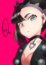 Rule 34 | 1girl, absurdres, asymmetrical bangs, black collar, black hair, black jacket, collar, creatures (company), earrings, eyebrows hidden by hair, flat chest, frown, fukidashi cotton, game freak, green eyes, highres, jacket, jewelry, marnie (pokemon), nintendo, pokemon, pokemon swsh, red background, solo, translation request, upper body