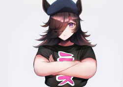 Rule 34 | 1girl, :&lt;, animal ears, bad id, bad pixiv id, beret, black hat, black shirt, brown hair, closed mouth, clothes writing, cropped torso, crossed arms, eyebrows hidden by hair, grey background, hair over one eye, hat, horse ears, long hair, purple eyes, rice shower (umamusume), shirt, short sleeves, silly (marinkomoe), simple background, solo, umamusume, upper body