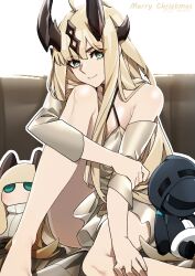 Rule 34 | 1girl, ahoge, arknights, bare shoulders, blonde hair, character doll, couch, dated, doctor (arknights), dragon girl, dragon horns, dress, green eyes, horns, hugging own legs, knee up, long hair, looking at viewer, merry christmas, mochusama1, on couch, reed (arknights), sitting, smile, solo, very long hair, white dress