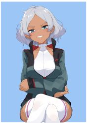 Rule 34 | 1girl, ass, asticassia school uniform, blue background, blue eyes, collarbone, crossed arms, dark-skinned female, dark skin, grin, gundam, gundam suisei no majo, highres, invisible chair, jacket, looking at viewer, partially unzipped, secelia dote, short hair, shorts, simple background, sitting, smile, solo, thighhighs, zettai ryouiki, zooanime