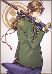 Rule 34 | 10s, 1boy, bad id, bad twitter id, border, brown border, brown eyes, brown hair, emblem, fingerless gloves, gloves, holding, holding weapon, hr jam, looking back, male focus, otegine, smile, solo, touken ranbu, weapon, weapon on back