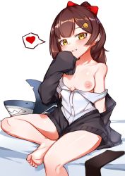 Rule 34 | 1girl, absurdres, bad id, bad pixiv id, barefoot, bed sheet, black cardigan, black thighhighs, blush, bow, breasts, brown hair, cardigan, choumi wuti (xueye fanmang zhong), collarbone, dress shirt, eyebrows hidden by hair, feet, grin, hair bow, hair ornament, hairclip, heart, highres, long hair, long sleeves, looking at viewer, medium breasts, nanami (virtuareal), nijisanji, nipples, off shoulder, open cardigan, open clothes, open shirt, ponytail, red bow, shirt, sitting, sleeves past fingers, sleeves past wrists, smile, smiley face, soles, solo, spoken heart, stuffed animal, stuffed shark, stuffed toy, thighhighs, unworn thighhighs, virtual youtuber, virtuareal, white background, white shirt, yellow eyes
