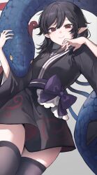 1girl adapted_costume asymmetrical_wings black_hair black_kimono black_thighhighs blue_snake blue_wings bow breasts closed_mouth cowboy_shot frilled_bow frills from_below grey_background highres houjuu_nue japanese_clothes kimono long_sleeves looking_at_viewer medium_breasts medium_hair obi pointy_ears purple_bow red_eyes red_wings sarukana sash smile snake solo thighhighs touhou wide_sleeves wings