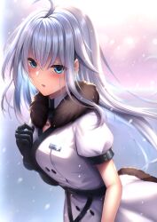 Rule 34 | 1girl, absurdres, ahoge, black gloves, blue eyes, blush, coat, codename: bakery girl, fur-trimmed coat, fur trim, gloves, hand out of frame, highres, jefuty (bakery girl), long hair, looking at viewer, open mouth, reverse collapse (series), snow, snowing, solo, upper body, white coat, white hair, xlscaler