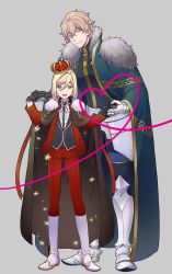 Rule 34 | 10s, 2boys, bad id, bad pixiv id, black gloves, blonde hair, blue eyes, cape, crown, fate/extra, fate (series), full body, gawain (fate), gloves, green eyes, grey background, heart, heart of string, height difference, highres, leonard bistario harway, male focus, multiple boys, string, string of fate, yaoi, yoshiragi