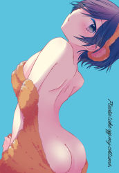 Rule 34 | 1girl, ass, blue background, blue eyes, blue hair, blush, breasts, from behind, hair over one eye, medium breasts, naked towel, orange towel, persona, persona 4, shinocco, shirogane naoto, short hair, shoulder blades, sideboob, simple background, solo, standing, towel