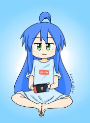 Rule 34 | :3, antenna hair, blue background, blue hair, blue shirt, dated, full body, gradient background, green eyes, handheld game console, holding, holding handheld game console, indian style, izumi konata, knees apart feet together, long hair, looking at viewer, lucky star, mole, mole under eye, nintendo switch, no nose, osuzu (osuzu3276), shirt, signature, sitting
