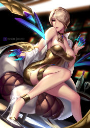 Rule 34 | 1girl, alternate costume, bare shoulders, blonde hair, bottle, breasts, choker, cian yo, claws, collarbone, cup, drinking glass, evelynn (league of legends), foreshortening, hair over one eye, high heels, k/da (league of legends), k/da evelynn, k/da evelynn-prestige edition, large breasts, league of legends, long hair, looking at viewer, parted lips, side slit, sitting, skindentation, solo, thigh strap, weapon, wine bottle, wine glass, yellow eyes