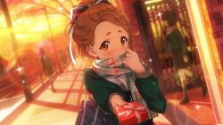 Rule 34 | 22/7, 22/7 ongaku no jikan, 5girls, bag, blue scarf, blurry, blush, bow, box, braid, brown eyes, brown hair, depth of field, game cg, gift, green bow, green serafuku, hair bow, hair ribbon, hand up, happy valentine, high ponytail, highres, holding, holding box, holding gift, incoming gift, kono miyako, lens flare, long sleeves, looking at viewer, multiple girls, official art, orange sky, outdoors, outstretched arm, pink ribbon, plaid, plaid scarf, pleated skirt, ribbon, road, scarf, scarf over mouth, school bag, school gateway, school uniform, serafuku, shoulder bag, skirt, sky, solo focus, sparkle, sunset, upper body, utility pole