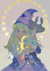 Rule 34 | 1girl, blonde hair, capelet, closed mouth, dress, grimgrimoire, hat, holding, lillet blan, long hair, purple eyes, sarmat, simple background, smile, very long hair, witch hat, wizard hat