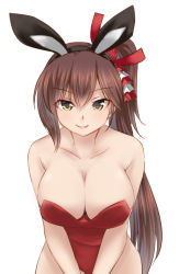 Rule 34 | &gt;:), 1girl, animal ears, azur lane, bare arms, bare legs, bare shoulders, blush, breasts, brown hair, character request, cleavage, closed mouth, collarbone, fake animal ears, female focus, hair between eyes, hair ribbon, large breasts, leaning, leaning forward, legs, leotard, long hair, playboy bunny, rabbit ears, red leotard, red ribbon, ribbon, side ponytail, simple background, smile, solo, strapless, strapless leotard, tori (minamopa), v arms, white background, yellow eyes