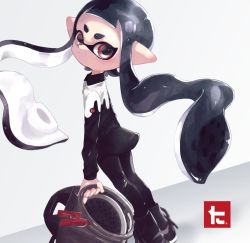 Rule 34 | 1girl, aco co0, black footwear, black hair, black pants, black shirt, blunt bangs, boots, closed mouth, collared shirt, commentary, dutch angle, from side, holding, holding weapon, inkling, inkling girl, inkling player character, logo, long hair, long sleeves, looking at viewer, looking back, nintendo, pants, pointy ears, red eyes, shirt, short hair, short hair with long locks, sloshing machine (splatoon), solo, splatoon (series), splatoon 2, standing, tentacle hair, weapon