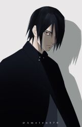 1boy black_hair black_shirt closed_mouth collared_shirt drop_shadow expressionless grey_background hair_over_one_eye highres koten_(ameten570) looking_at_viewer male_focus naruto_(series) red_eyes shirt short_hair simple_background solo twitter_username uchiha_sasuke