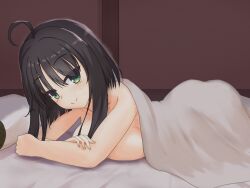 1girl ahoge arm_support ass black_hair blunt_ends blush breast_press breasts c: closed_mouth commentary_request convenient_arm cowboy_shot crossed_arms eyes_visible_through_hair from_side green_eyes hair_between_eyes happy hitachi_mako indoors large_breasts looking_at_viewer lying nude on_bed on_stomach senren_banka shirayamakoma short_hair_with_long_locks sideboob smile solo split_mouth tsurime under_covers