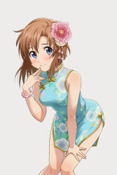 Rule 34 | 1girl, bare shoulders, blue eyes, bracelet, china dress, chinese clothes, dress, finger to mouth, flower, grey background, hair flower, hair ornament, higurashi no naku koro ni, jewelry, leaning forward, looking at viewer, orange hair, ryuuguu rena, short hair, side slit, simple background, solo, standing, thigh gap, thighs, yachiwo